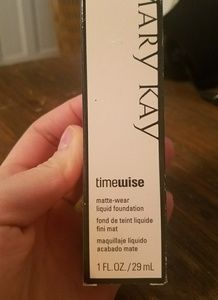 Mary Kay Matte Wear Foundation in Ivory 5